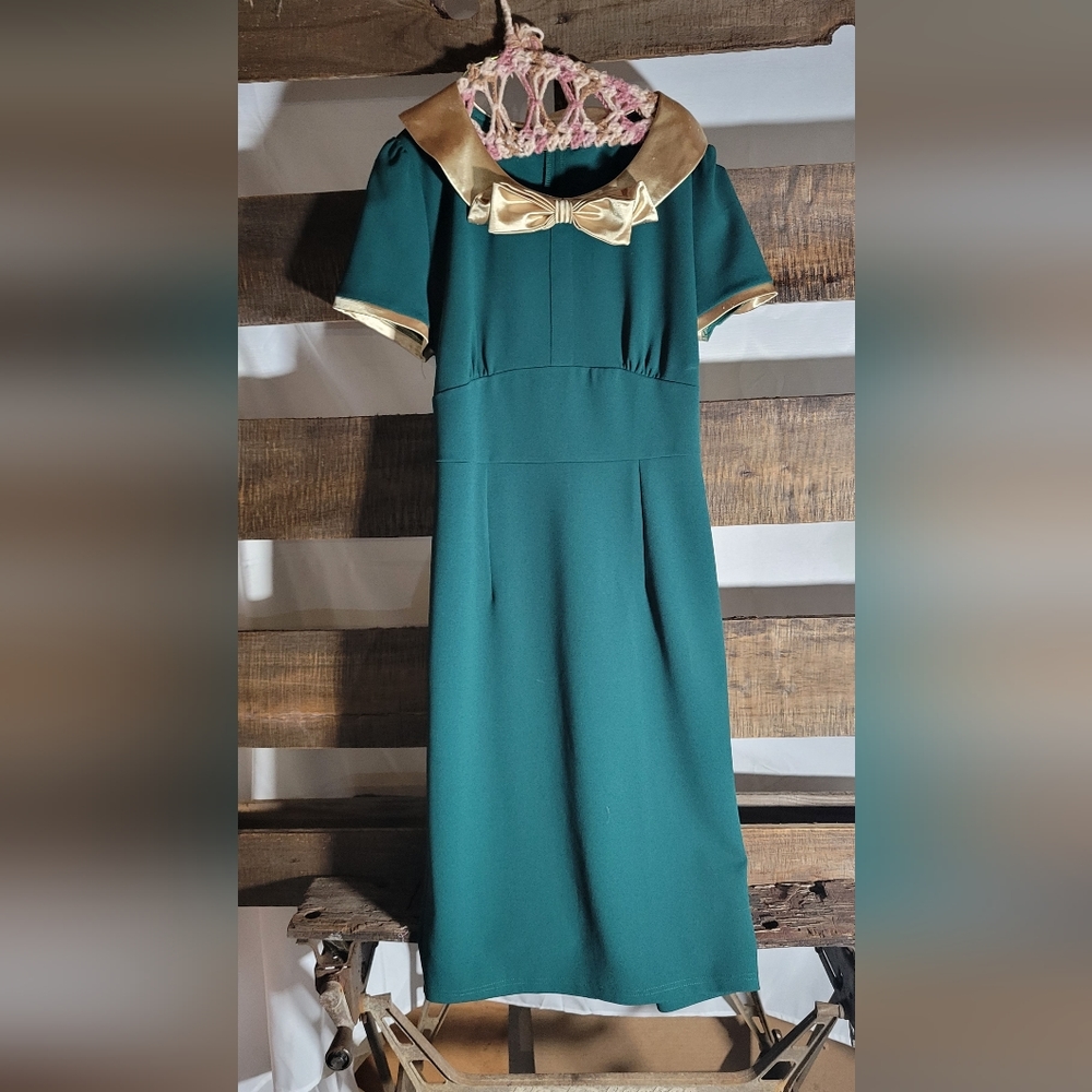 Green Aisize dress with gold bow